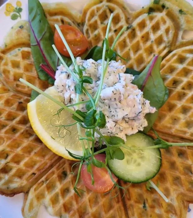 Cateringbricka med smörgåsar och delikatesser